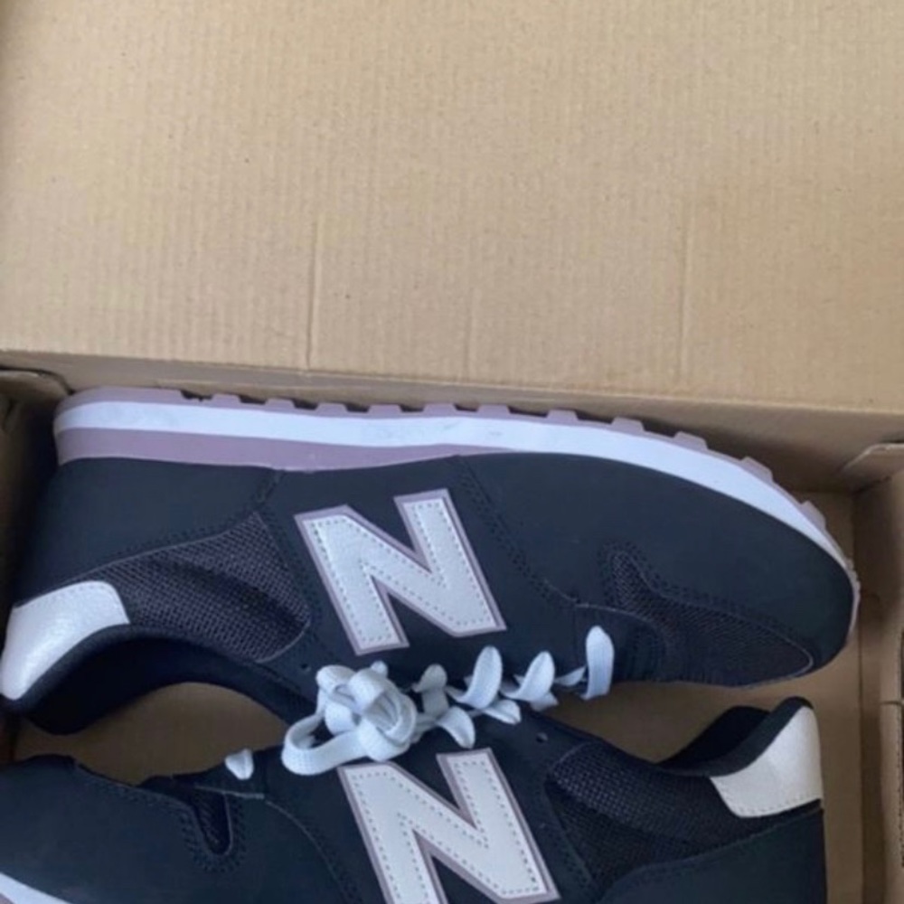 New balance - Picture 2 of 2